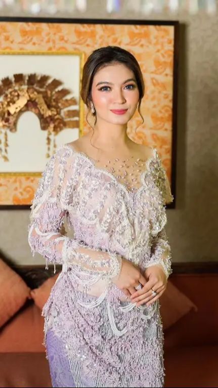 Foto-foto Selvi Ananda Memakai Kebaya Keunguan, Cantik Anggun Berkelas