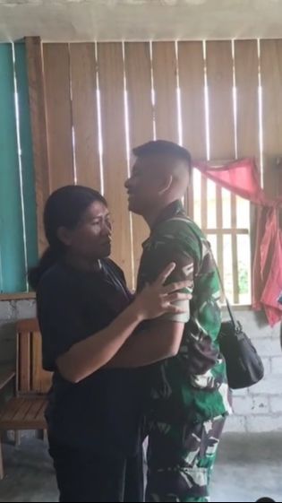 Momen Prajurit TNI Pulang ke Rumah Sederhananya, Disambut Tangis Haru Sampai Sang Ayah Beri Tamparan Sayang