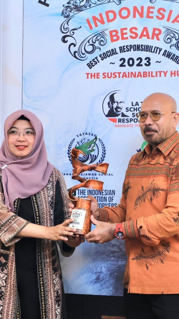 Nicke Widyawati Menjadi Bintang CSR di Indonesia Best Social Responsibility Awards 2023