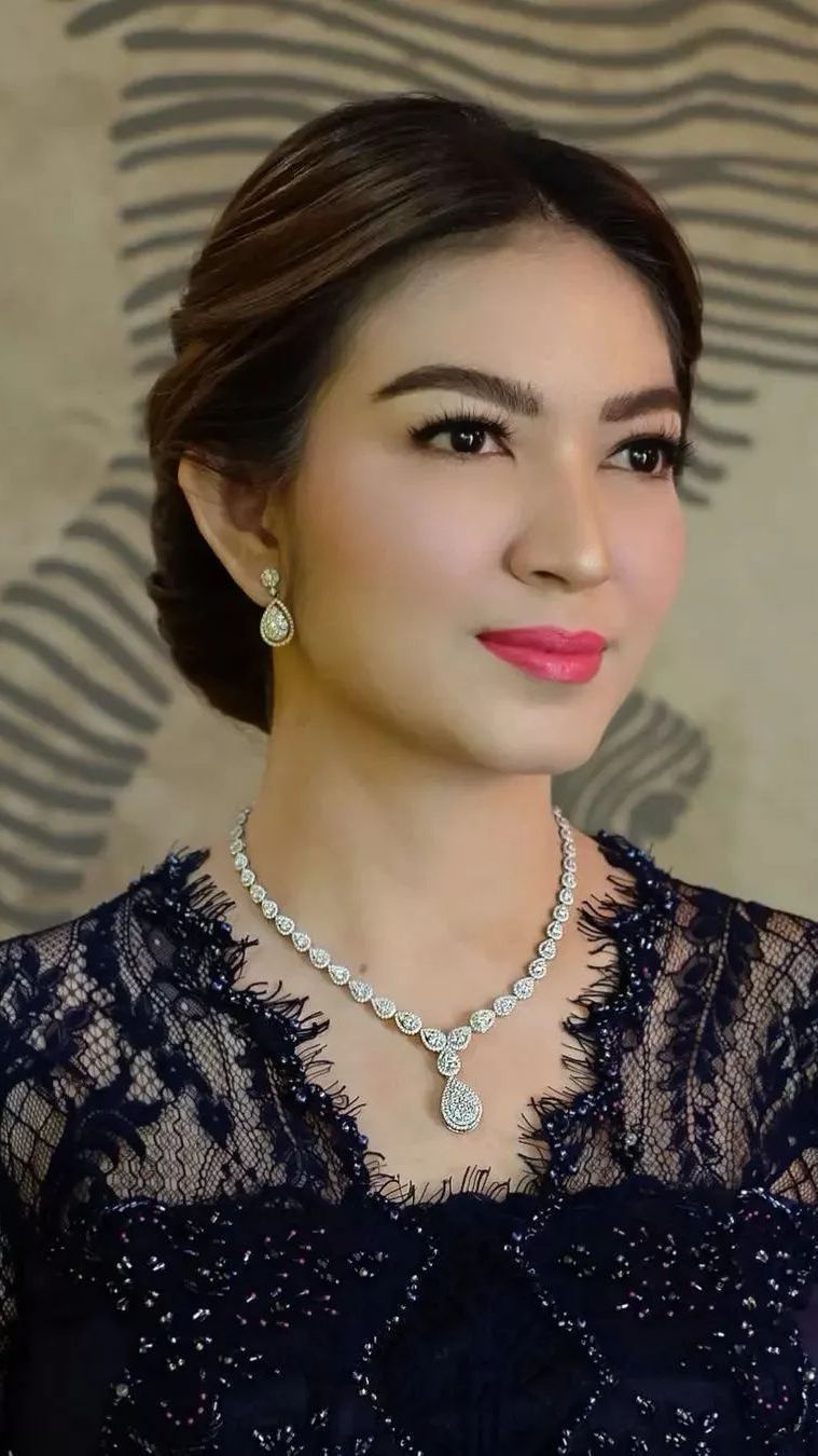 Foto-foto Cantik Selvi Ananda, Istri Gibran Saat Pakai Kebaya