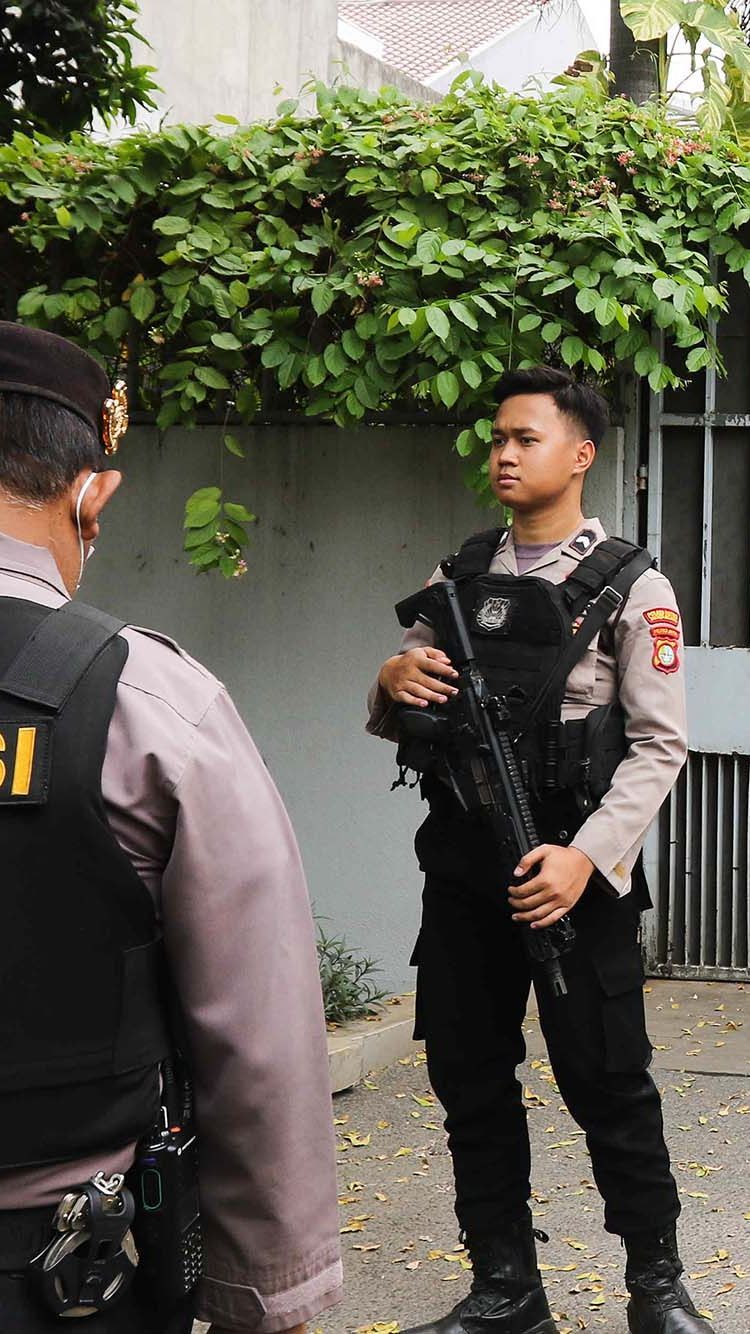 FOTO: Polisi Bersenjata Laras Panjang Kawal Ketat Penggeledahan Rumah Ketua KPK Firli Bahuri