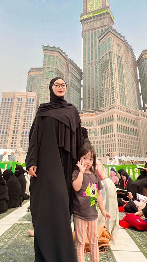 Deretan Foto Zaskia Gotik Umrah ke Tanah Suci, Potret Arsila Bikin Salfok