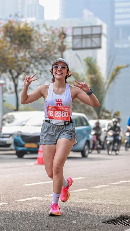 Potret Gisella Anastasia dan Ussy Sulistyawati Ikut Jakarta Marathon