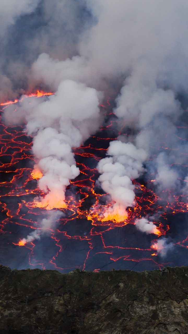 Kisah Ilmuwan Mempertaruhkan Hidupnya untuk Menemukan Danau Lava yang Sangat Langka