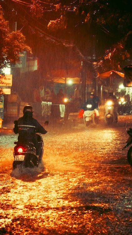 Viral Wanita Ajak Anak Naik Motor saat Gerimis Malah Dijadikan Bahan Konten Bersyukur, Ternyata Orang Kaya