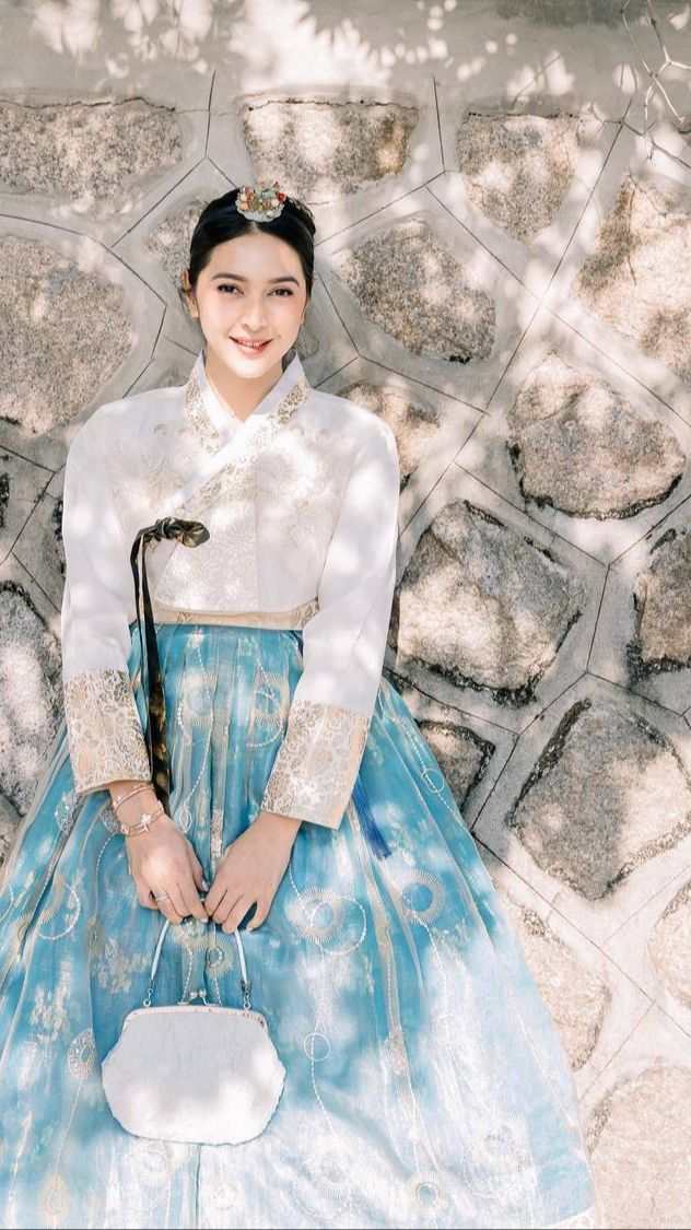 Cantik Banget dengan Vibes ala Putri Kerajaan, Ini Potret Nabila Syakieb Pakai Hanbok di Korea Selatan yang Curi Perhatian