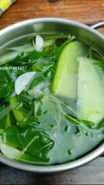 8 Resep Sayur Bayam Bening Simpel & Mudah Dibuat, Bikin Nafsu Makan Bertambah