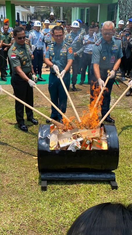 Berkacama Hitam, Jenderal TNI Darah Kopassus Musnahkan Miras Hingga Senpi Kasus Prajurit Nakal