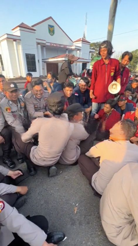 Momen Unik Polisi & Mahasiswa Reuni di Lokasi Unjuk Rasa, Ternyata Teman Satu SMA