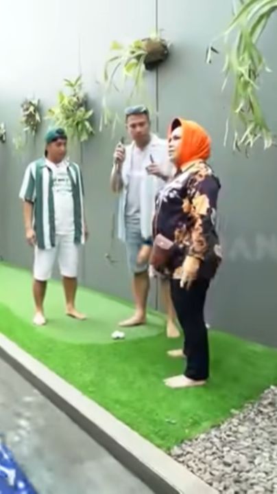 Irfan dan Raffi Ahmad Melongo Melihat Rumah Baru Hetty Koes Endang, di Dalamnya Ada Putting Golf dan Kolam Renang