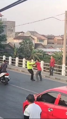 Viral Pria Dorong & Tendang Polantas Berkali-kali di Jalanan Sampai Ditonton Warga, Ini Cerita Sebenarnya