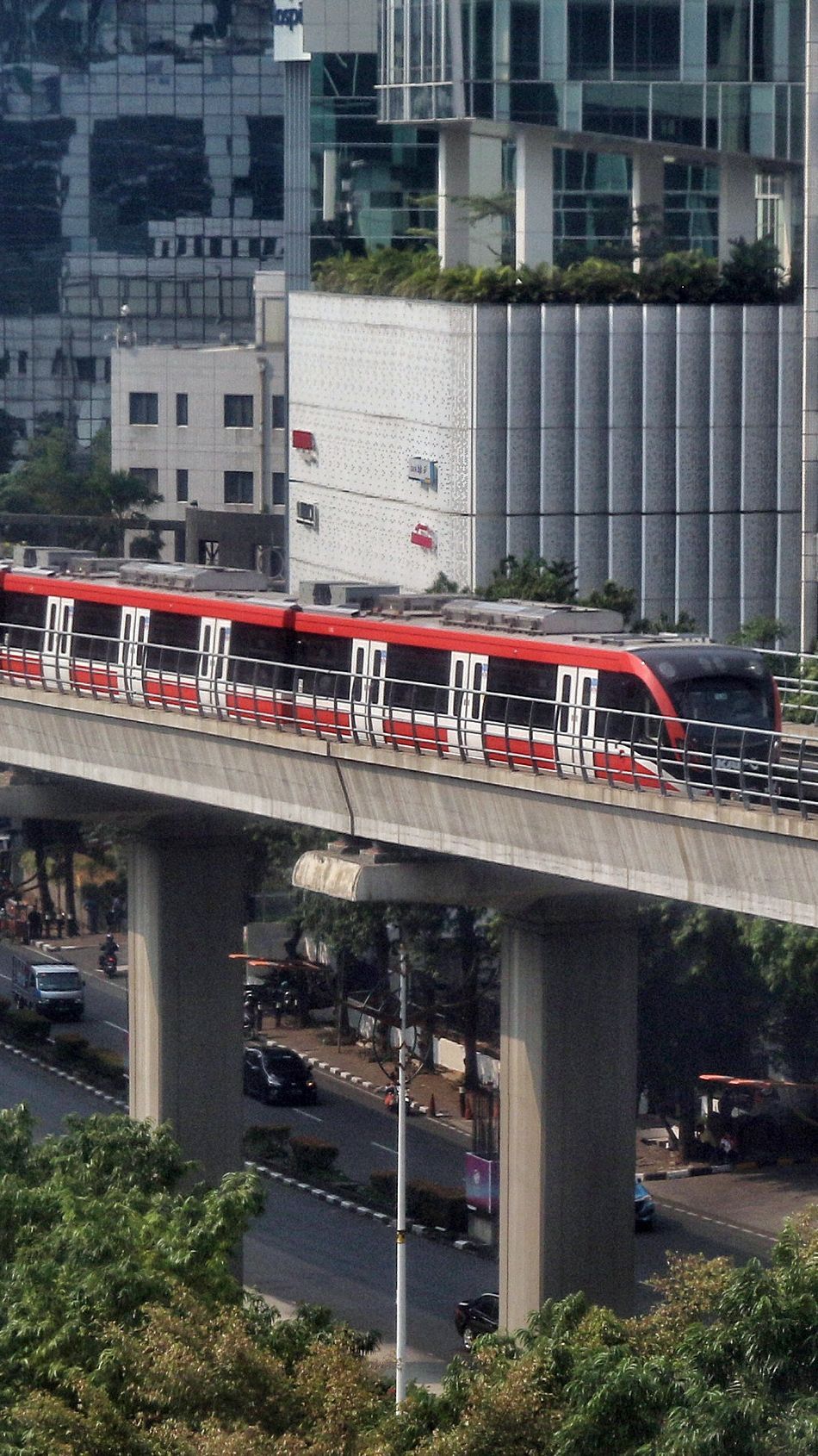 LRT Arah Cibubur Rusak, Penumpang Terpaksa Turun di Cawang