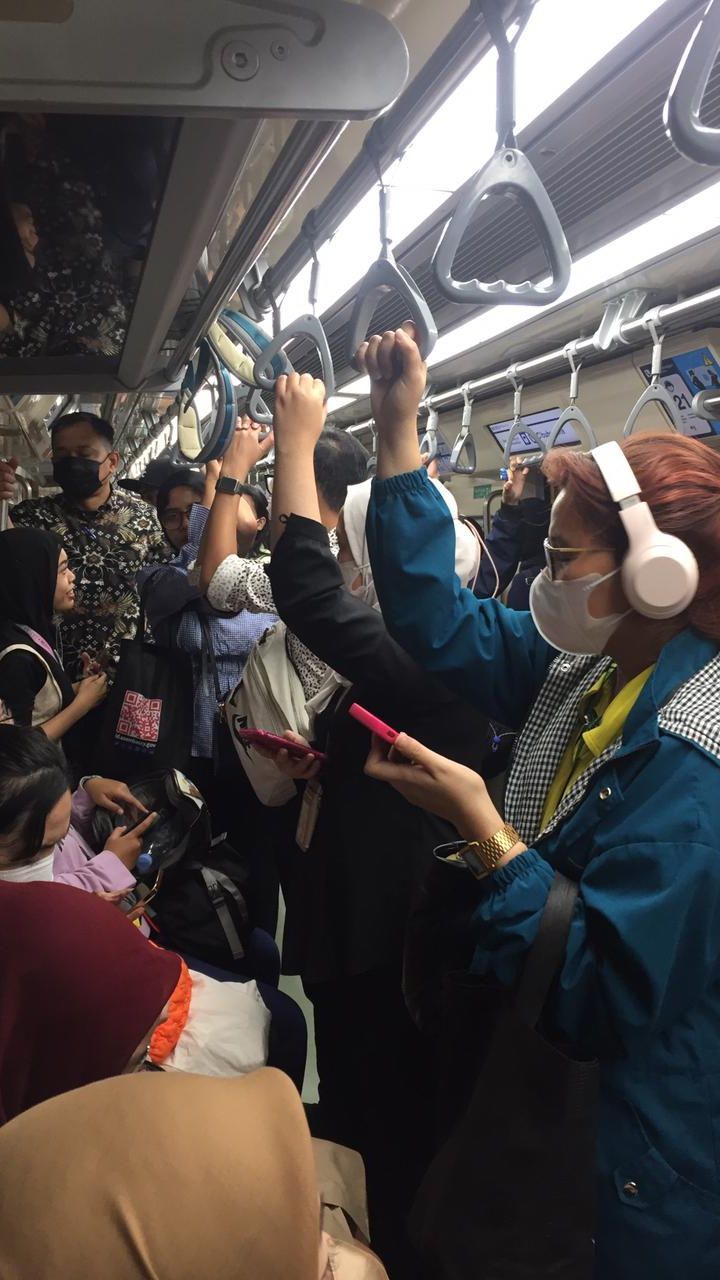 Sempat Alami Gangguan, LRT Arah Cibubur Kembali Normal