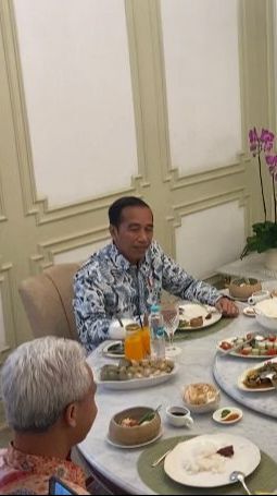 VIDEO: Momen Hangat Penuh Tawa Jokowi 'Pak Lurah' Makan Bareng Tiga Capres