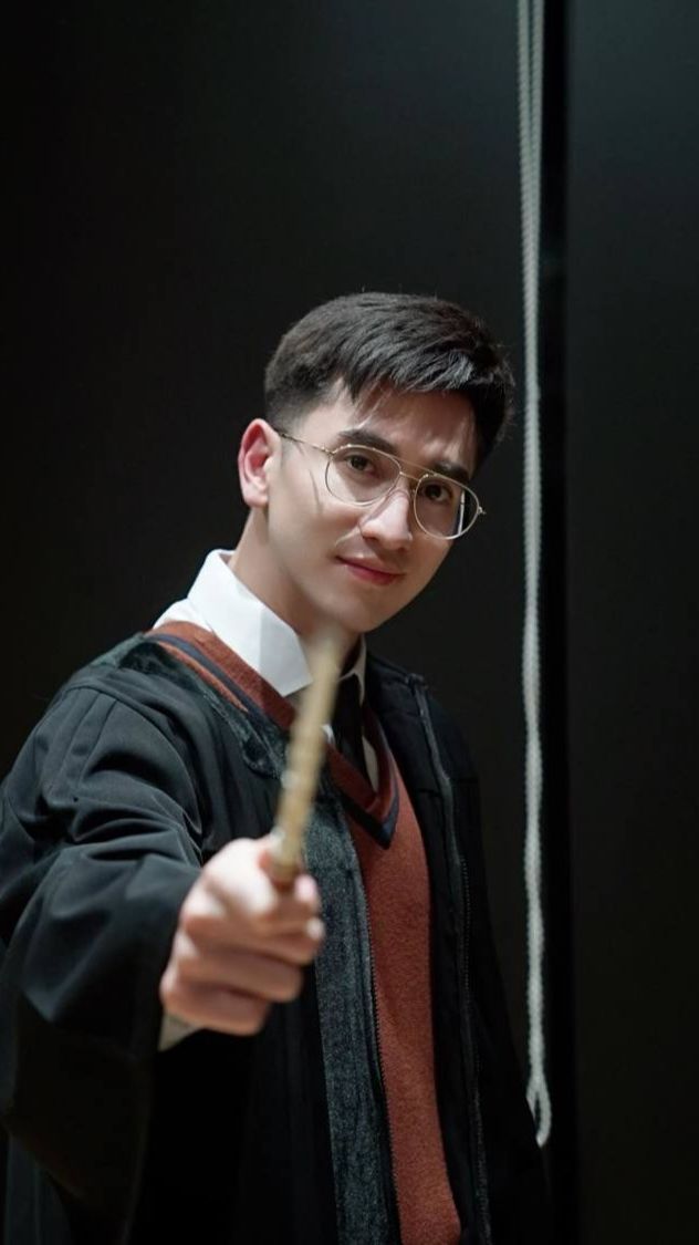 Penyihir Tampan, 8 Foto Verrell Bramasta Menjelma Jadi Harry Potter Saat Rayakan Halloween