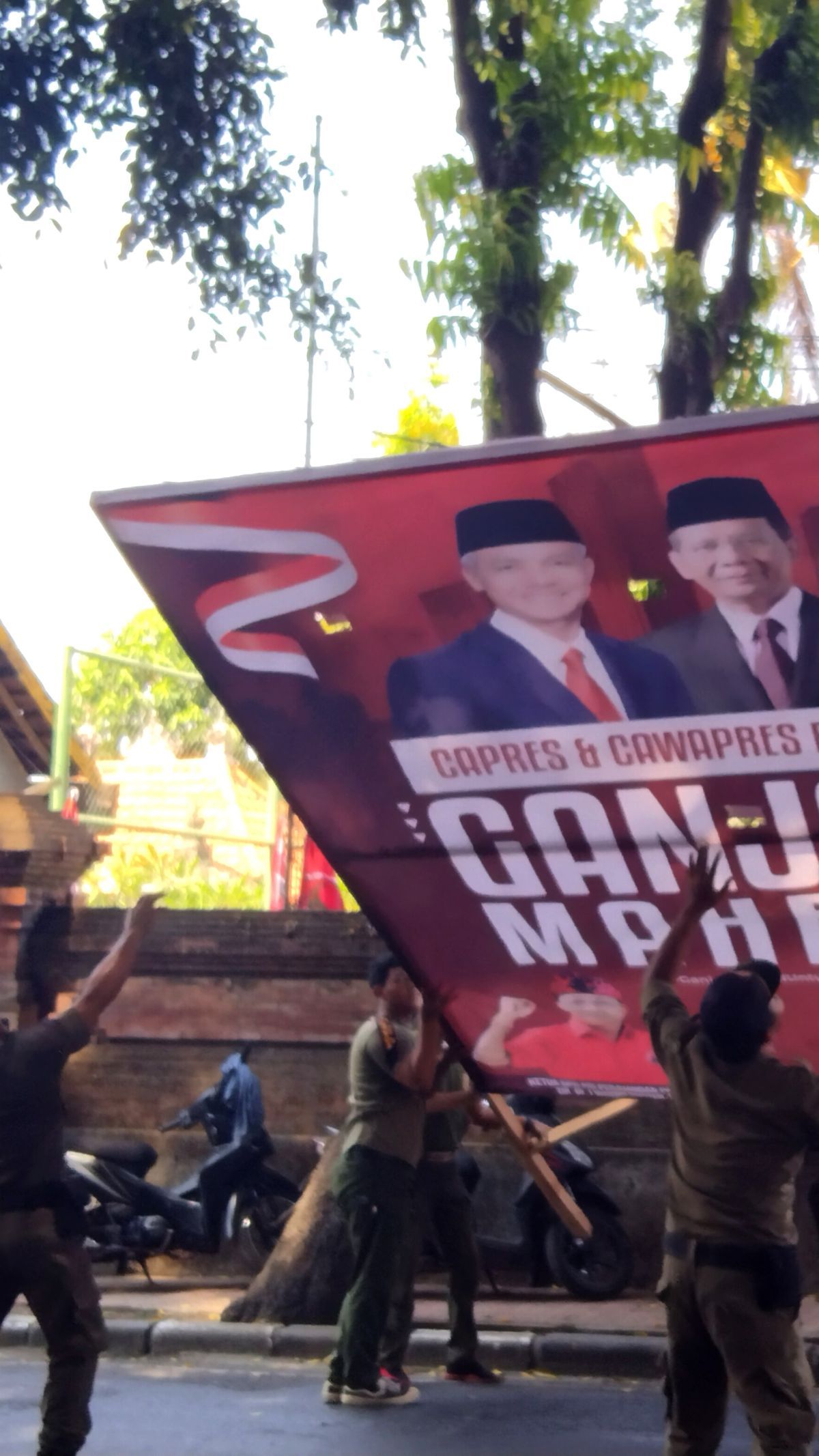 Jokowi Kunjungi Batu Bulan Gianyar, Bendera PDIP dan Baliho Ganjar-Mahfud Dicopot