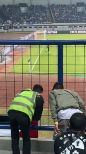 Viral Aksi Petugas di Laga Persib VS PSS Sleman Copot Bendera Palestina, Diprotes Penonton