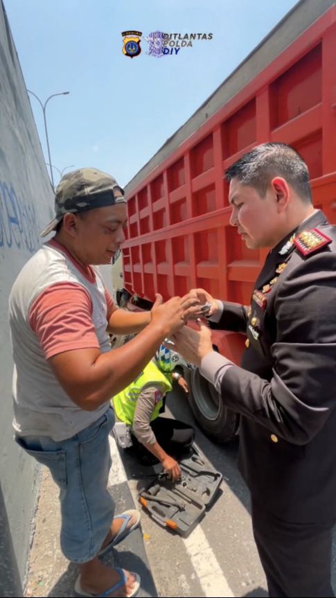 Sopir Truk Alami Pecah Ban di Jalan, Perwira Polisi Langsung Gercep Membantu, Endingnya Dikasih Uang