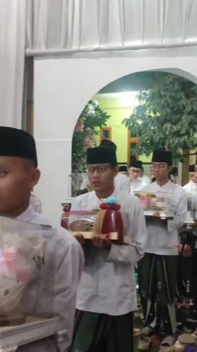 Viral Momen Lamaran Hafizah Al-Quran Dapat Seserahan 130 Bungkus, Sosoknya Curi Perhatian