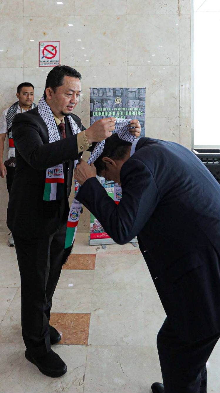 FOTO: Dukung Perjuangan Warga Gaza, Anggota DPR Kenakan Syal Palestina di Rapat Paripurna