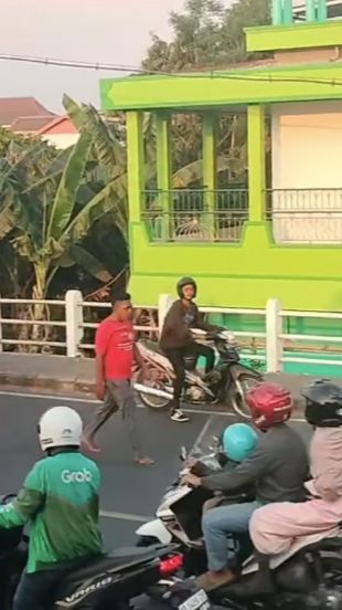 Pria Berkaos Merah Dorong dan Tendang Polisi Dua Kali di Jalan, Ternyata ini Penyebabnya