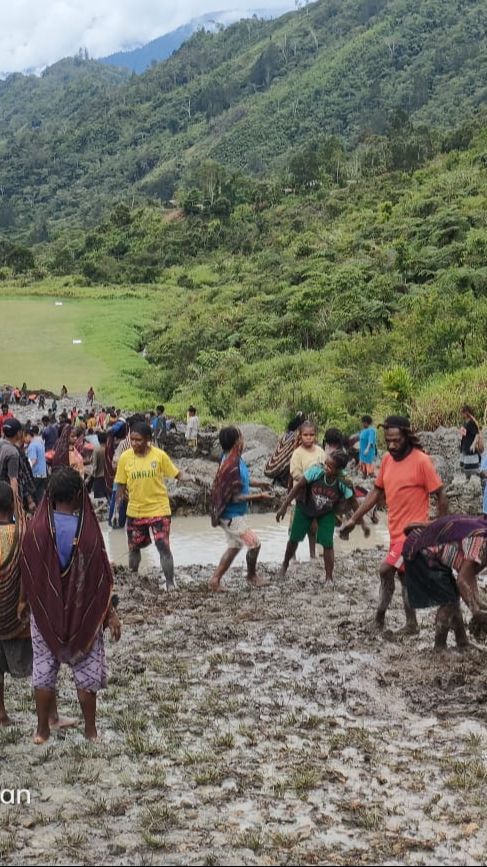 Potret Warga Papua Berjibaku Angkut Batu Besar & Bersihkan Lumpur Sisa Longsor di Runway Bandara