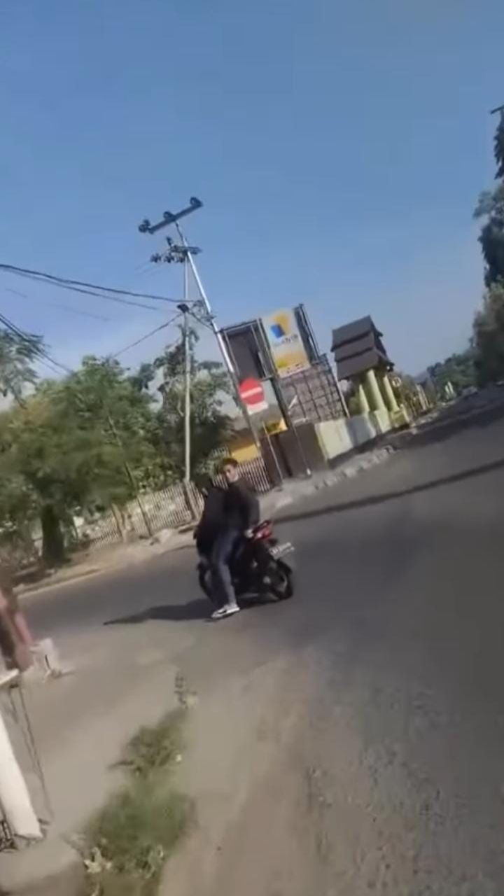 3 Pemuda Kabur Usai Remas Bokong Emak-Emak, Lalu Jatuh dari Motor & Terlindas, Warganet: Karma Instan!