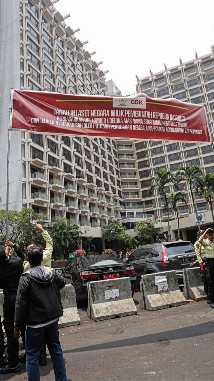 FOTO: Penampakan Spanduk Pemberitahuan Tanah dan Aset Negara yang Dipasang Pengelola GBK Membentang di Hotel Sultan Senayan