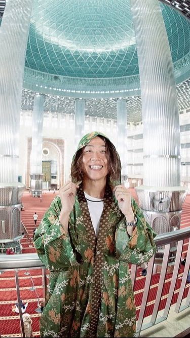 Potret Tomoya One OK Rock Kunjungi Masjid Istiqlal, Bilang Mirip Kampung Halaman