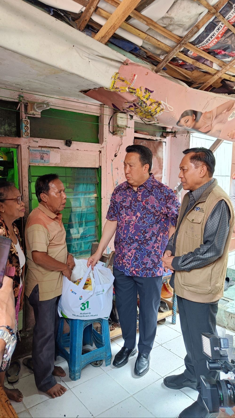 PT Adaro dan SCM Grup Bagikan Ribuan Sembako Untuk Masyarakat Kurang Beruntung di Jabodetabek