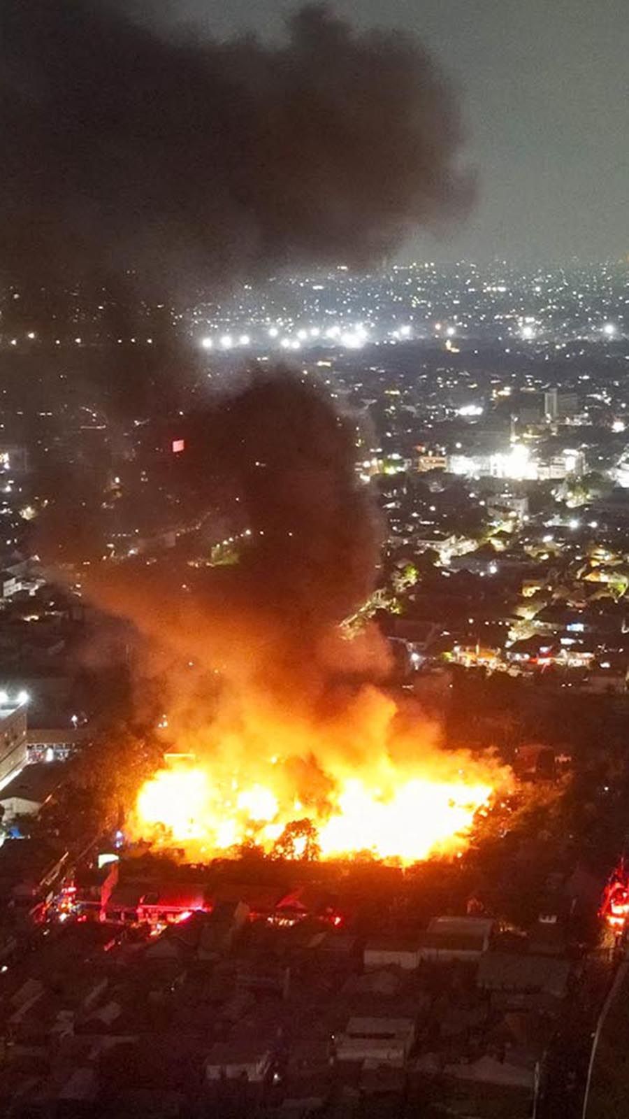 FOTO: Pantauan Udara Kebakaran Dahsyat Landa Permukiman Padat Dekat RSUD Kebayoran Lama