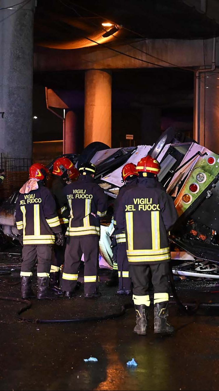 FOTO: Tragis! Bus di Italia Terjun dari Jalan Layang dan Terbakar, 21 Orang Tewas di Tempat