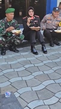 Sambil Lahap Makan, Gaya Santai Kapolres Perempuan 'Anak Kolong' Ngemper Bareng Anak Buah & TNI Usai Upacara jadi Perhatian