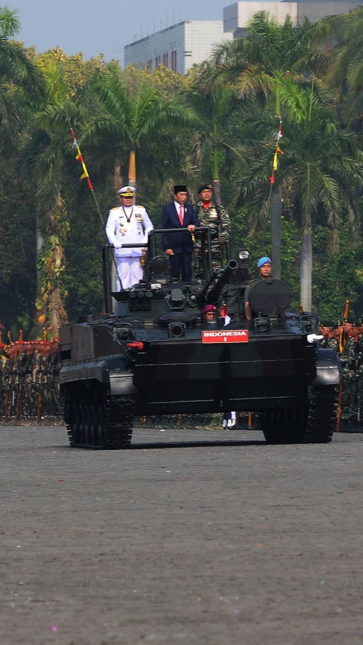 VIDEO: Akmil TNI Beraksi Beri Penghormatan Jokowi, Tongkat Diputar Angin Kencang Benda Berterbangan