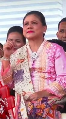 VIDEO: Iriana Joget Tipis Nikmati Lagu 'Bendera' di HUT ke-78 TNI