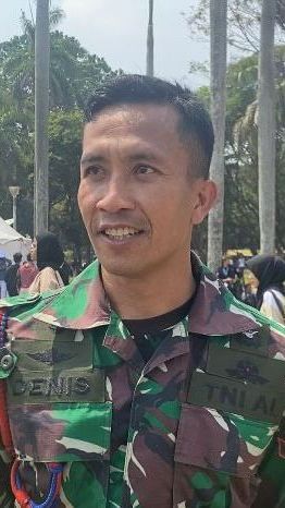 Inilah Sosok Pengibar Bendera saat Terjun Payung di HUT TNI Ke-78