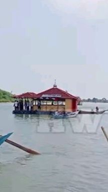 Berada di Tengah Laut, Ini Potret Musala Apung di Demak untuk Ibadah Para Nelayan