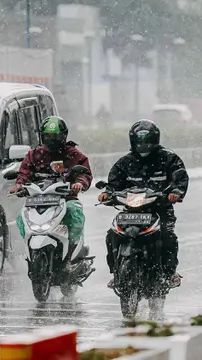 Kenali 7 Masalah Motor saat Musim Hujan dan Cara Perawatannya