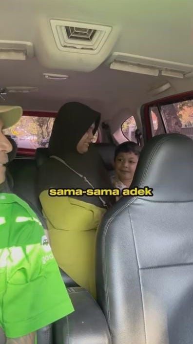 Kisah Haru Driver Gocar Gratiskan Penumpang Ibu-Anak yang Baru Pertama Kali Naik Mobil