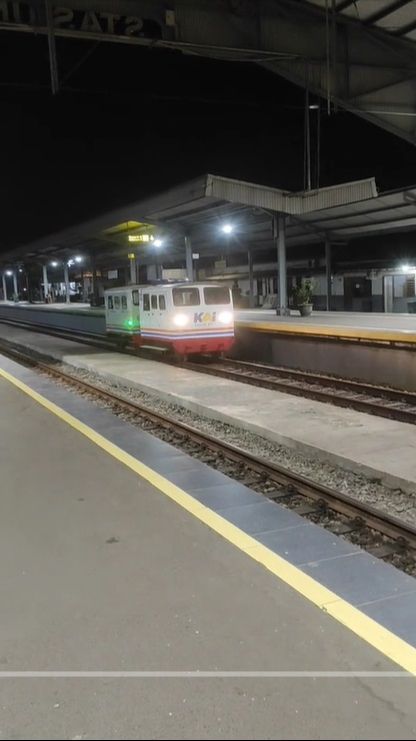 Viral 'Anak' Kereta Api Melintas di Atas Rel, Bikin Netizen Gemas