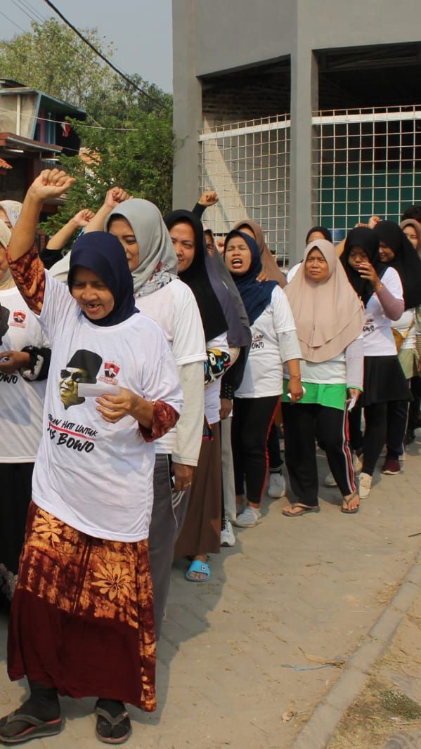 Potret Kompak Relawan 'Mas Bowo' Jalan Santai dan Bagikan Sembako di Kota Cilegon