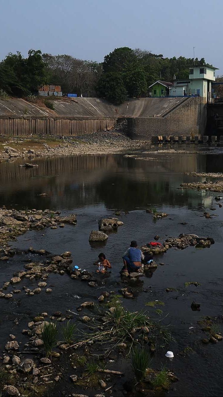 FOTO: Potret Aliran di Bendungan Cibeet Karawang Nyaris Kering Akibat El Nino