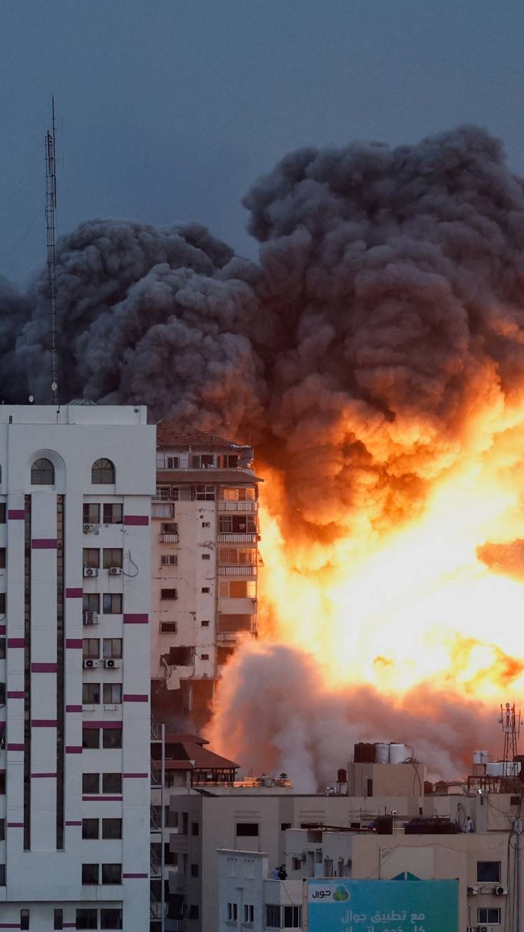 FOTO: Momen Mengerikan Serangan Balasan Israel Hancurkan Bangunan Tinggi Padat Penduduk di Gaza, Lebih dari 200 Warga Palestina Tewas