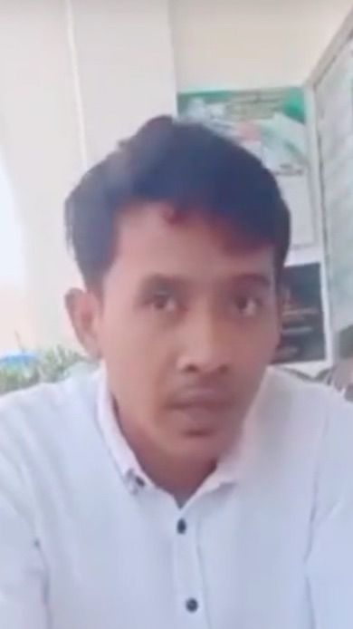 Ini Sosok Pak Akbar Sarosa, Guru Agama SMKN 1 Taliwang yang Dituntut Rp50 Juta Akibat Tegur Siswa untuk Salat