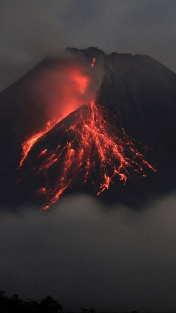 Gunung Merapi Luncurkan Guguran Lava Sejauh Ribuan Meter