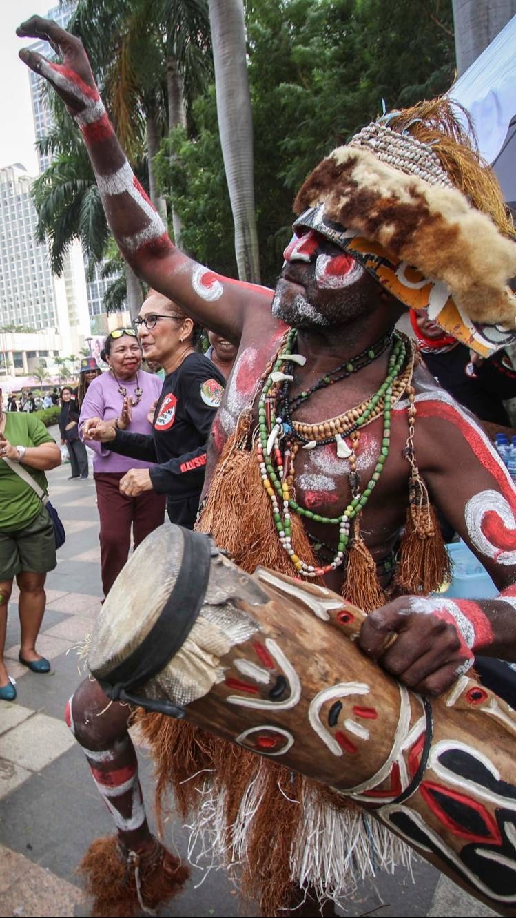 FOTO: Keramahan Suku Adat Papua Menyapa Warga DKI Jakarta Melalui Budaya