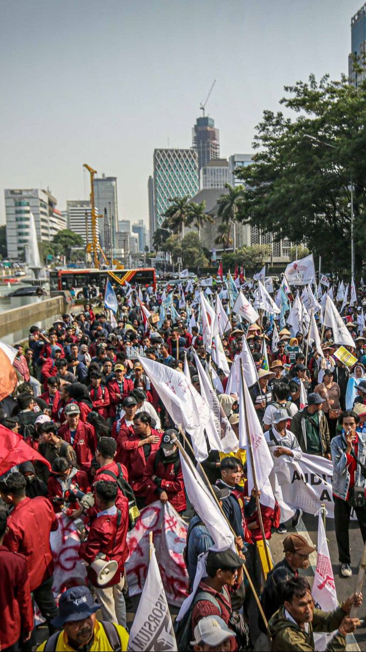 CEK FAKTA: Hoaks Foto Jokowi Dibakar Buruh Usai Putusan MK Tentang UU Cipta Kerja