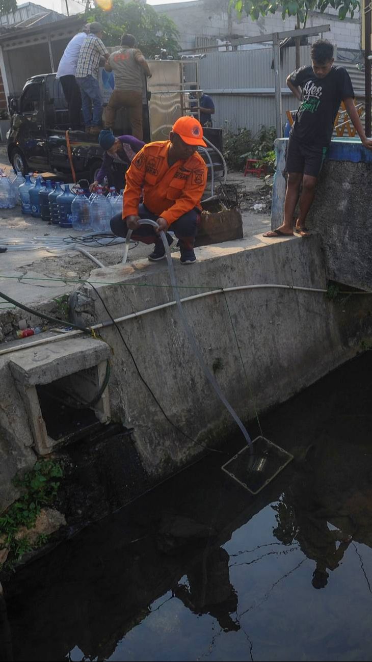 FOTO: Distribusikan Air Bersih, BPBD Tangsel Gunakan Alat Portable Canggih Karya Anak Bangsa untuk Jernihkan Air Sungai Kotor