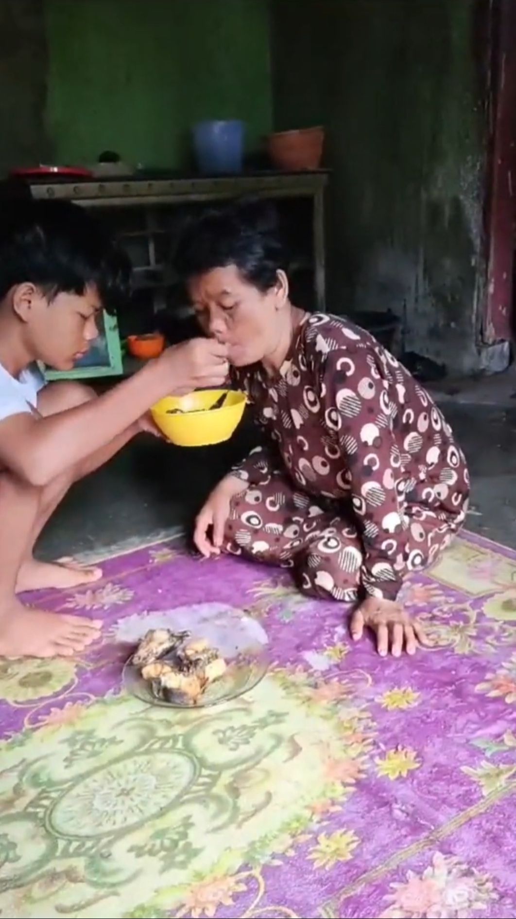 Kisah Pengorbanan Entis, Rela Putus Sekolah demi Merawat Ibu yang Alami Gangguan Jiwa