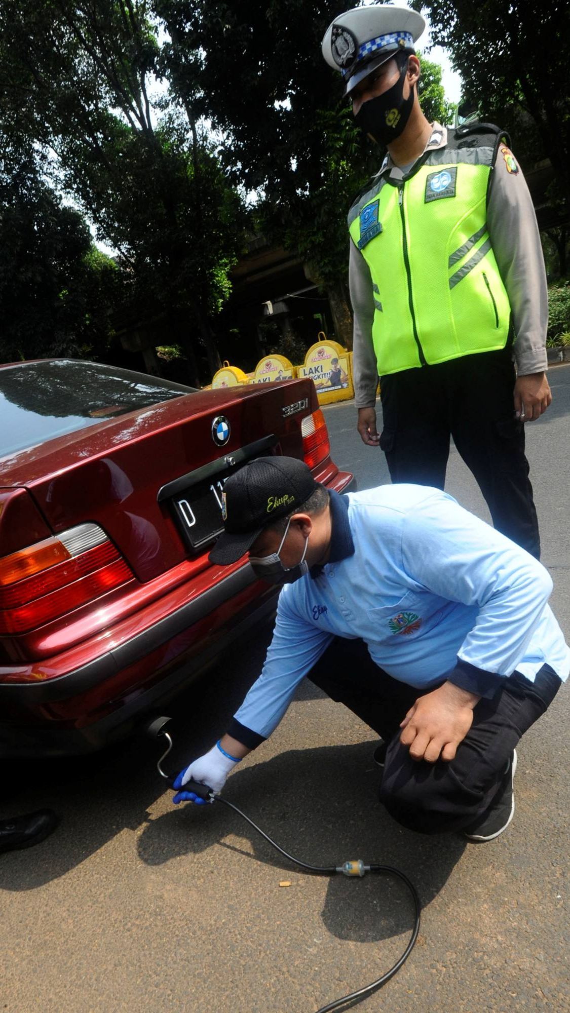 FOTO: Tilang Uji Emisi, Sejumlah Kendaraan Terjaring Razia Polisi di Lebak Bulus, Siap-Siap Keluar Rp500 Ribu Bagi yang Tak Lolos Uji